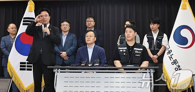 김영훈 고용노동부 장관이 20일 경기 수원시 장안구 경기고용노동청에서 열린 삼성전자 임금협상을 마친 후 발언을 하고 있다. (공동취재) 2026.5.20 ⓒ 뉴스1 김영운 기자