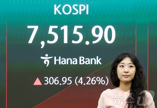코스피가 개장 직후 7500선을 돌파한 21일 서울 중구 하나은행 딜링룸 전광판에 코스피 지수가 표시돼 있다. 이날 코스피는 장 초반 4%대 급등세를 보이고 있다. 2026.5.21 ⓒ 뉴스1 이종수 인턴기자