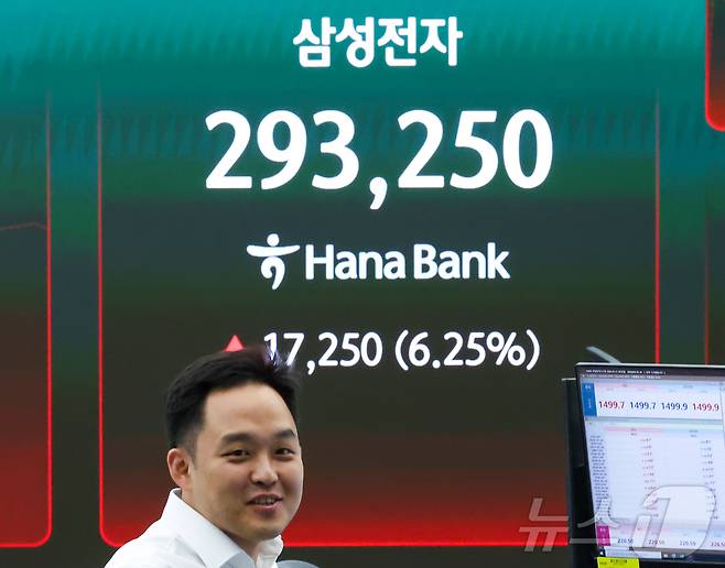 삼성전자 노사 합의와 미국 증시 강세 영향으로 코스피가 급등한 21일 서울 중구 하나은행 딜링룸 전광판에 삼성전자 주가가 표시돼 있다. 026.5.21 ⓒ 뉴스1 이종수 인턴기자