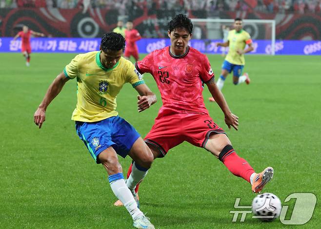 10일 서울월드컵경기장에서 열린 하나은행 초청 축구국가대표팀 친선경기 대한민국과 브라질의 경기, 전반전 대한민국 설영우가 브라질 더글라스 산투스를 수비하고 있다. 2025.10.10 ⓒ 뉴스1 장수영 기자