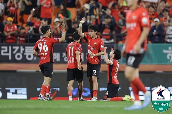 강원 선수들이 울산전에서 승리한 뒤 기쁨을 나누고 있다.  사진 | 한국프로축구연맹