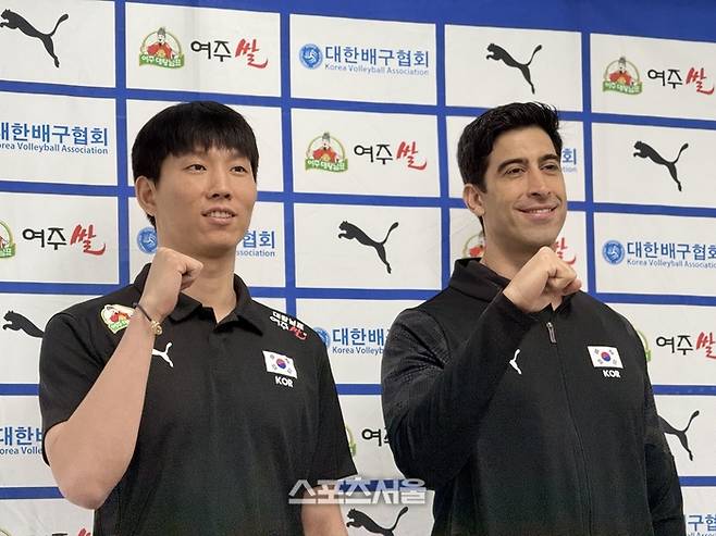남자배구대표팀 라미레스(오른쪽) 감독과 주장 황택의가 20일 서울 송파구 올림픽회관에서 열린 기자회견에 참석, 사진 촬영에 임하고 있다. 송파 | 정다워 기자