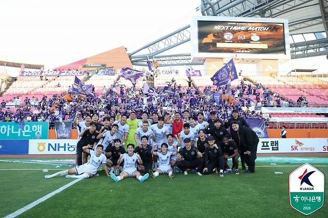 안양 선수단이 제주전에서 승리한 뒤 단체 사진을 촬영하고 있다. 사진 | 한국프로축구연맹
