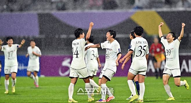 북한 내고향여자축구단 선수들이 20일 수원종합운동장에서 열린 2025~2026 아시아축구연맹(AFC) 여자 챔피언스리그(AWCL) 4강전 수원FC 위민과 경기에서 승리가 확정되자 환호하고 있다.  2026. 5. 20. 수원 | 최승섭기자 thunder@sportsseoul.com