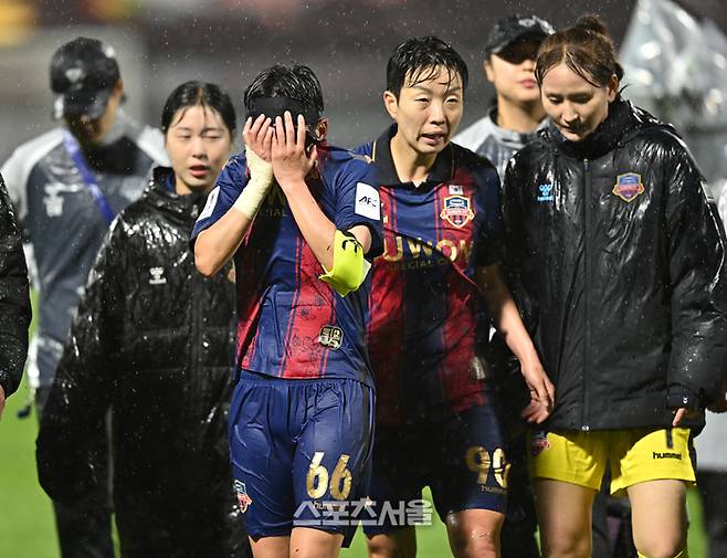 수원FC 위민 지소연이 20일 수원종합운동장에서 열린 2025~2026 아시아축구연맹(AFC) 여자 챔피언스리그(AWCL) 4강전 북한 내고향여자축구단과 경기 후 눈물을 흘리며 아쉬워하고 있다.  2026. 5. 20. 수원 | 최승섭기자 thunder@sportsseoul.com