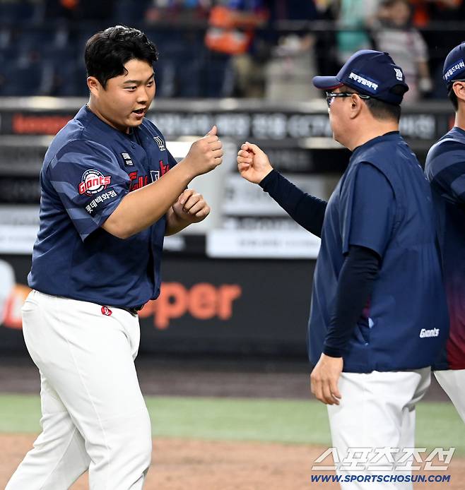 19일 대전한화생명볼파크에서 열린 롯데와 한화의 경기. 롯데가 6대4로 승리하며 2연패에서 탈출했다. 승리의 기쁨을 나누는 김태형 감독과 한동희의 모습. 대전=허상욱 기자wook@sportschosun.com/2026.05.19/