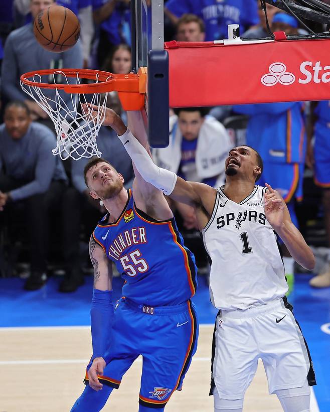OKLAHOMA CITY, OKLAHOMA - MAY 20: Victor Wembanyama #1 of the San Antonio Spurs scores against Isaiah Hartenstein #55 of the Oklahoma City Thunder during the fourth quarter in Game Two of the NBA Western Conference Finals at Paycom Center on May 20, 2026 in Oklahoma City, Oklahoma. NOTE TO USER: User expressly acknowledges and agrees that, by downloading and or using this photograph, User is consenting to the terms and conditions of the Getty Images License Agreement.   Alex Slitz/Getty Images/AFP (Photo by Alex Slitz / GETTY IMAGES NORTH AMERICA / Getty Images via AFP)







<저작권자(c) 연합뉴스, 무단 전재-재배포, AI 학습 및 활용 금지>