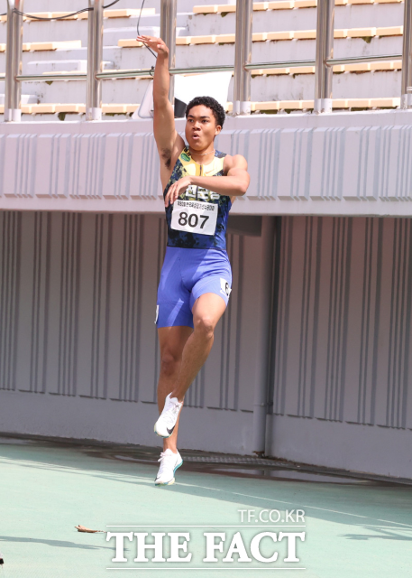 조엘진이 12일 정선에서 열린 제80회 전국육상경기선수권대회 남자 100m 결선을 1위를 통과한 뒤 자축 뒤풀이를 하고 있다./ 정선=대한육상연맹
