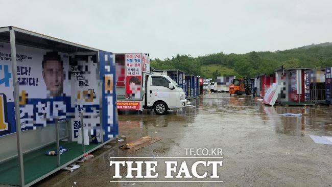 선거운동 개시를 하루 앞둔 20일 오후 경기 김포시 한 유세차량 납품 업체에는 작업 중인 차량들이 줄지어 있다. /이승호 기자