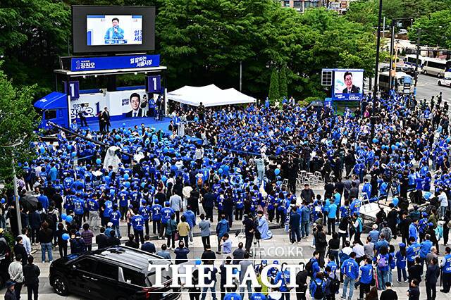 정원오 더불어민주당 서울시장 후보가 21일 오전 서울 성동구 왕십리역 광장에서 열린 집중유세에 참석해 지지를 호소하고 있다. /배정한 기자