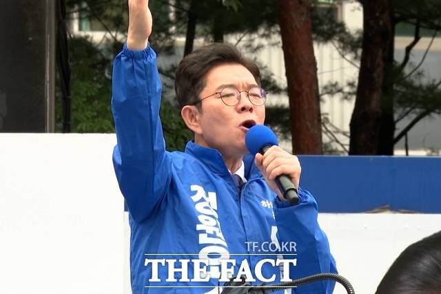 정원오 더불어민주당 서울시장 후보가 21일 오전 서울 성동구 왕십리역 광장에서 열린 출정식에 참석해 지지를 호소하고 있다. /성동구=김기범 기자