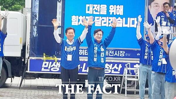 허태정 더불어민주당 대전시장 후보가 21일 대전 중구 으능정이거리에서 출정식을 가진 가운데 정청래 더불어민주당 대표와 함께 시민들에게 인사를 하고 있다. /선치영 기자