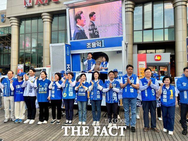 조용익 부천시장 후보가 21일 부천역 마루광장에서 시도의원 출마자들과 출정식을 열고 본격적인 선거 운동에 나서고 있다. /조용익 후보 선거캠프