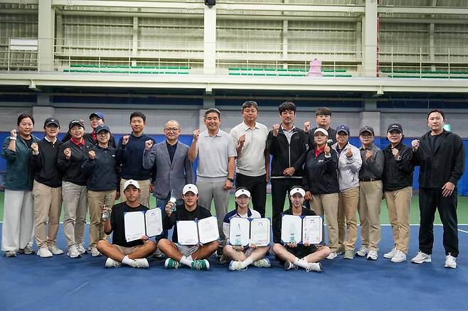 단식 시상식 후 입상자와 대회 관계자들.