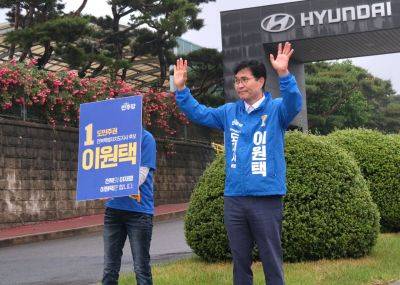 더불어민주당 이원택 전북특별자치도지사 후보는 21일 오전 6시 완주군 봉동읍 현대자동차 전주공장 정문에서 출근하는 직원들과 인사를 나누며 현장의 목소리를 듣고 지지를 호소했다. 사진 제공=이원택 후보측 제공