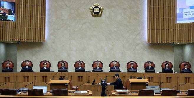 조희대 대법원장(왼쪽 일곱 번째)과 대법관들이 3월 19일 오후 서울 서초구 대법원 대법정에서 열린 전원합의체 선고를 위해 착석해 있다. /뉴스1