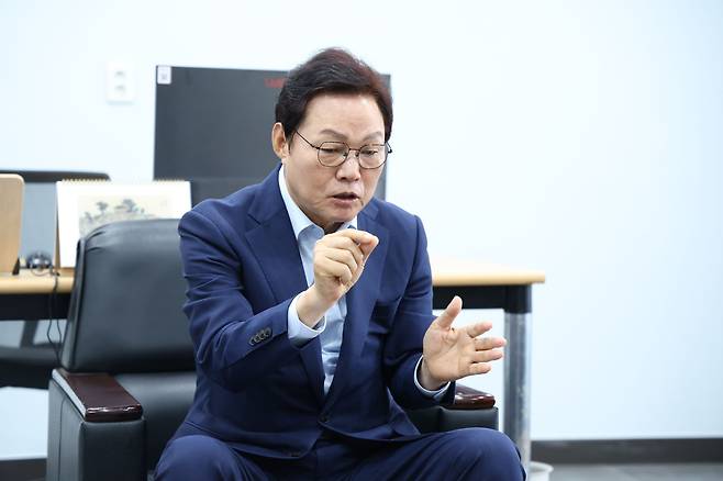 박완수 국민의힘 경남지사 후보가 조선비즈와 인터뷰하고 있다. /박완수 후보 캠프