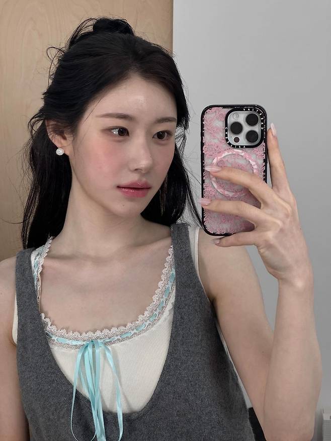 있지 채령의 블러셔 메이크업. 인스타그램 @chaerrry0