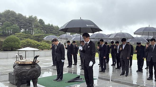 한국교육시설안전원 허성우 이사장과 직원들이 국립대전현충원 현충탑을 참배하며, 순국선열과 호국영령의 희생정신을 기리고 있다.사진 제공=한국교육시설안전원 제공