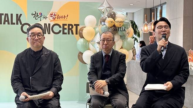 한우자조금은 지난 20일 서울 강남구 역삼동 더북컴퍼니 사옥에서 한우 소비촉진 캠페인 ‘한우가 답하다’의 일환으로 토크콘서트를 진행했다. 행사에는 한우명예홍보대사인 개그맨 윤형빈(오른쪽)이 MC를 맡았으며, 황인철 산부인과 전문의(왼쪽)와 김태경 식육 전문가(가운데)가 패널로 참여했다. 윤우열 기자 cloudancer@donga.com