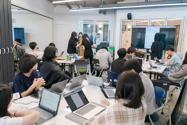 서울 성북 거꾸로캠퍼스 학생들이 지난 19일 프로젝트를 발표하고 있다. 애플 제공