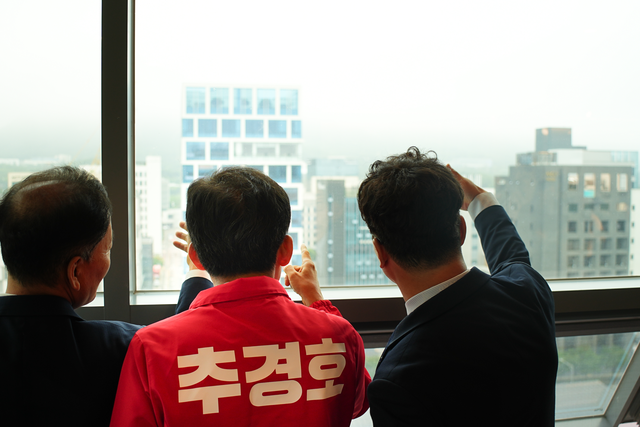 대구 알파시티를 바라보고 있는 추경호 국민의힘 대구시장 후보. [추경호 캠프]