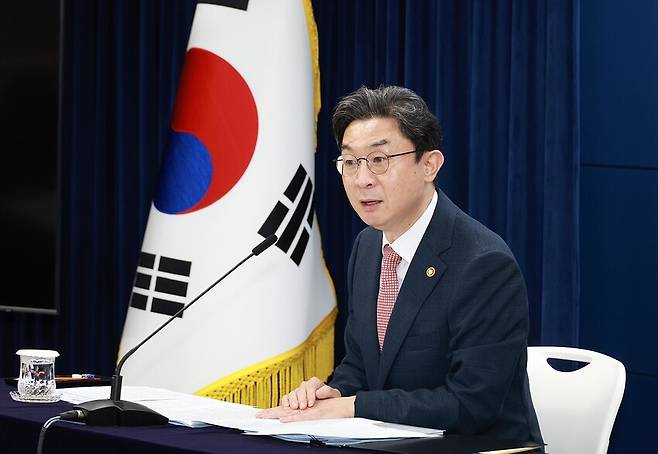 이억원 금융위원장이 21일 오전 서울 종로구 정부서울청사에서 개최한 출입기자단 간담회에서 국민주권정부 출범 1주년 계기 ‘금융분야 10대 핵심성과’를 발표했다.