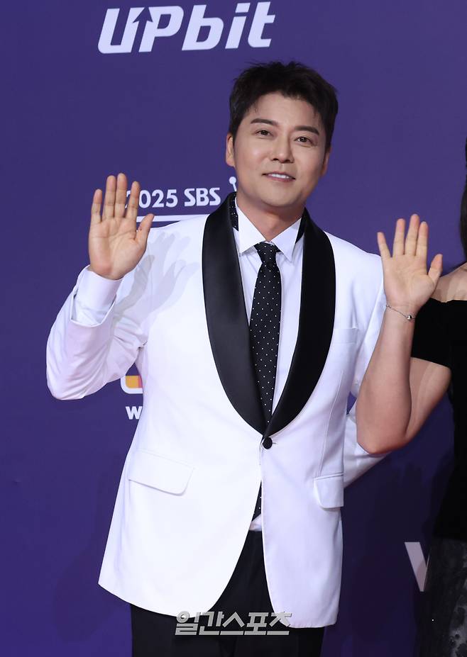 방송인 전현무가 30일 오후 서울 마포구 SBS 프리즘타워에서 열린 '2025 SBS 연예대상' 포토월 행사에 참석해 포토타임을 갖고 있다. 서병수 기자 qudtn@edaily.co.kr /2025.12.30/