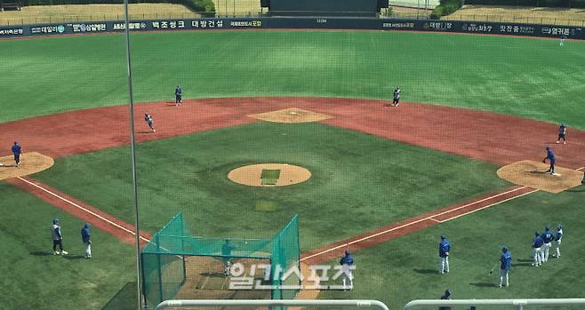 19일 오후 3시 경 포항 야구장 풍경. 삼성 선수들이 수비 및 주루 훈련에 매진하고 있다.&nbsp;