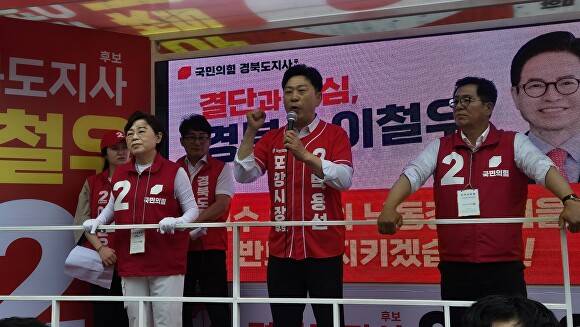박용선 포항시장 후보가 죽도시장 출정식에서 시민들에게 지지를 호소하고 있다. [사진=박용선 캠프]