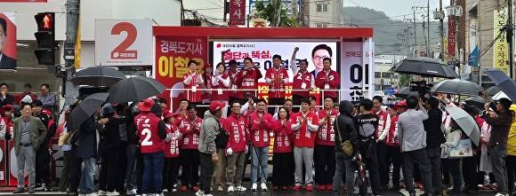 박용선 포항시장 후보와 이철우 경북도지사 후보, 김정재·이상휘 국회의원, 지방의원 후보들이 총출동한 가운데 '원팀 체제'를 앞세워 지지층 결집에 나서고 있다. [사진=박용선 캠프]