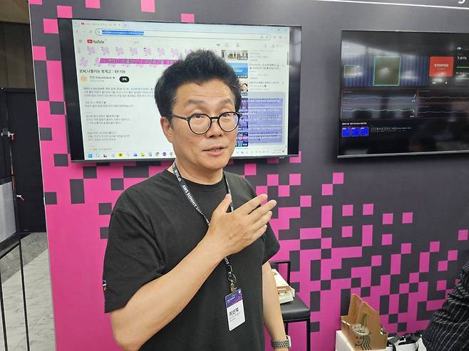 취재진의 질문에 답하는 최인묵 인포플라 대표 / 출처=IT동아