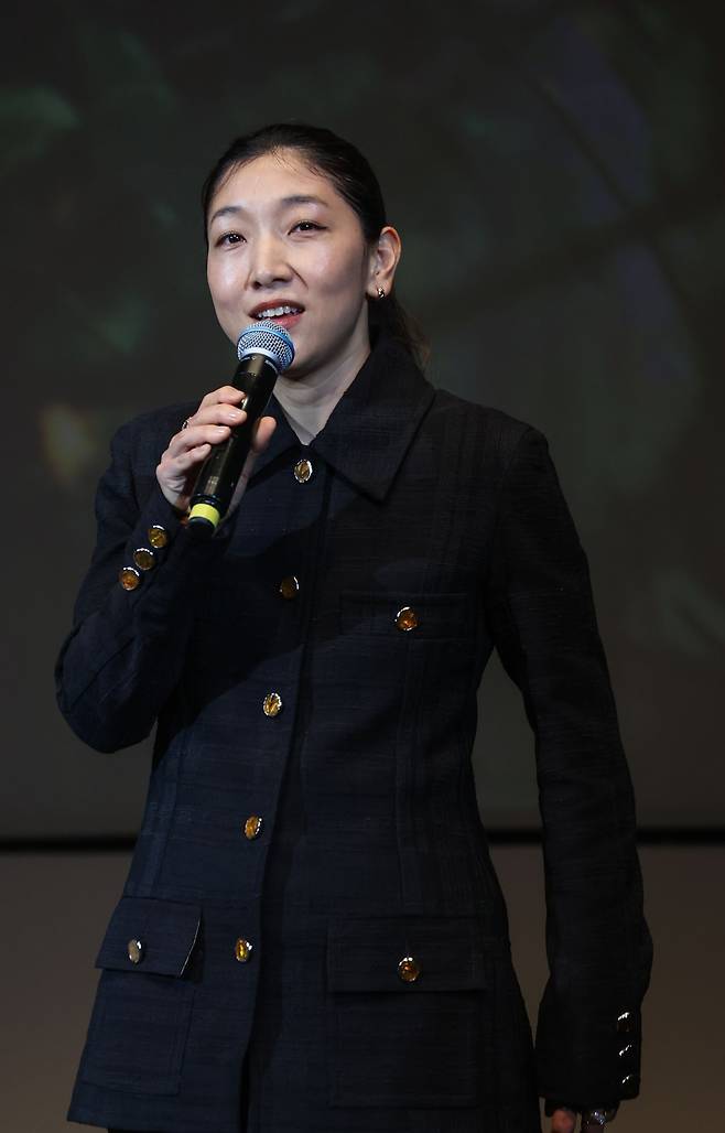 배우 안도 사쿠라가 17일 ‘도라’ 상영 전 무대 인사를 하고 있다. [뉴스1]