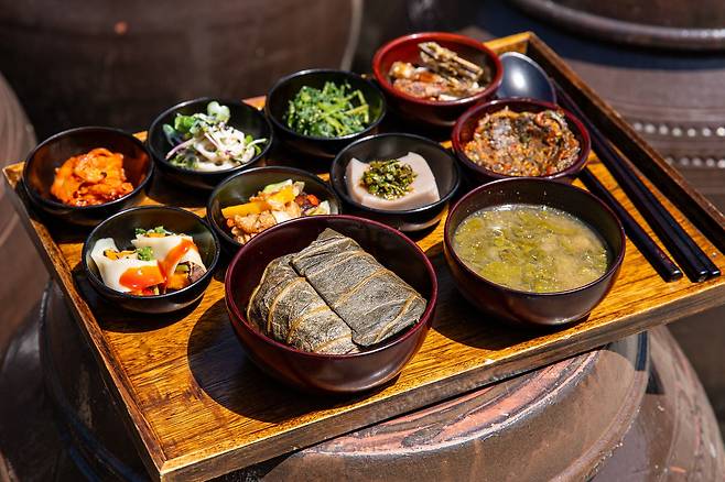 금수암에서 운영하는 식당 '자연바루'의 대표 음식인 연잎밥. 봄 향기 물씬 나는 나물 맛이 압권이다.