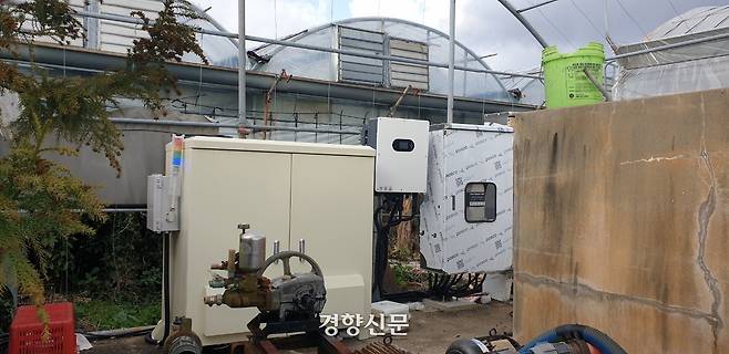 감귤하우스에 설치한 에너지저장장치. 서귀포농업기술센터 제공