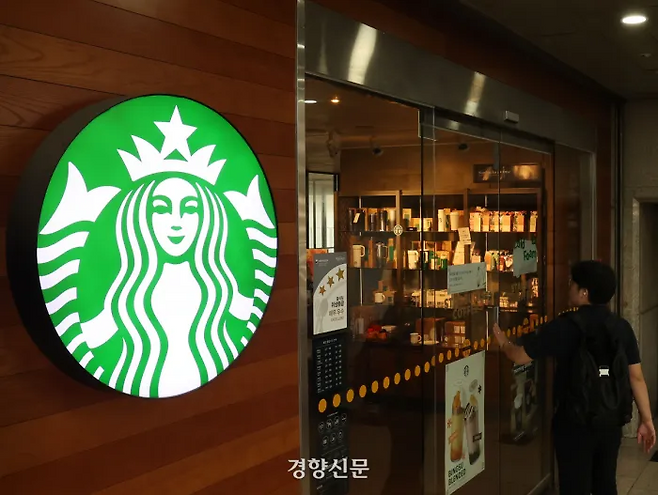 신세계그룹 계열사 스타벅스코리아가 5·18 광주 민주화운동 기념일에 펼친 ‘탱크데이’ 이벤트 관련 논란이 커지고 있는 가운데 지난 19일 한 시민이 서울 시내 한 스타벅스 매장앞을 지나고 있다. 강윤중 기자