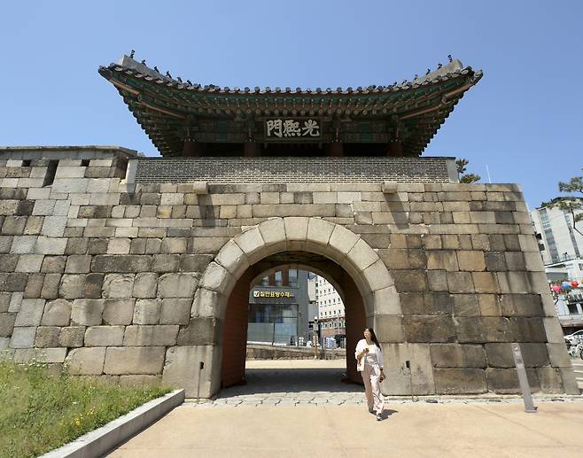 A person walks through Gwanghuimun Gate on May 14. [WOO JI-WON]