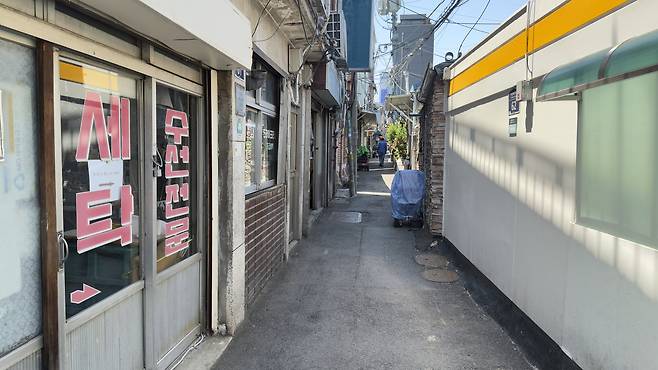 Old houses and shops line along Ant Alley [WOO JI-WON]