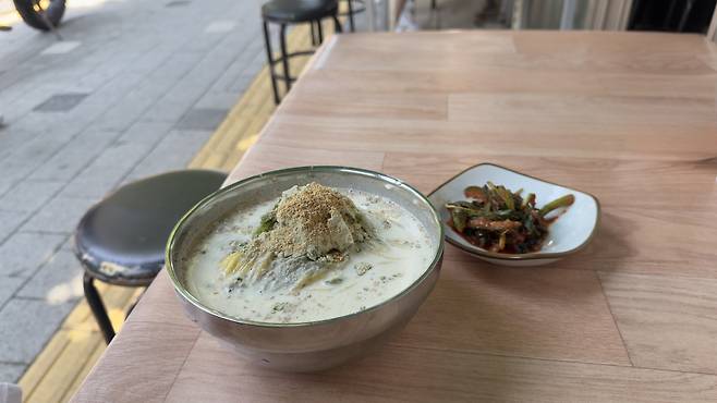 Kongguksu (noodles in cold soybean broth) served at Hongtak Mokpojib [WOO JI-WON]