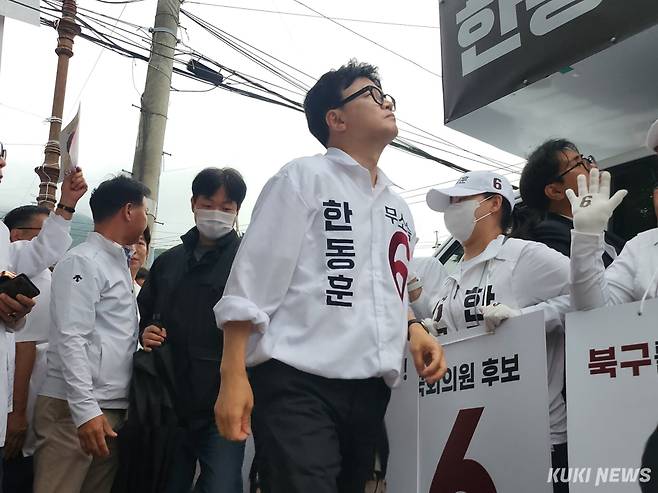 한동훈 무소속 부산 북갑 후보가 21일 부산 북구 구포시장 쌈지공원에서 열린 출정식에 모습을 드러냈다. 전재훈 기자