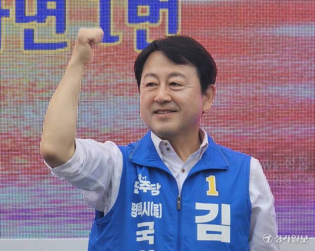 21일 더불어민주당 김용남 평택을 국회의원 재선거 후보가 평택시 안중읍 오거리 인근에서 열린 본 선거 출정식 현장에서 생활 정치를 중심으로 변화시키겠다는 메세지를 전면에 내세우며 표심을 공략하고 있다. 윤동현기자