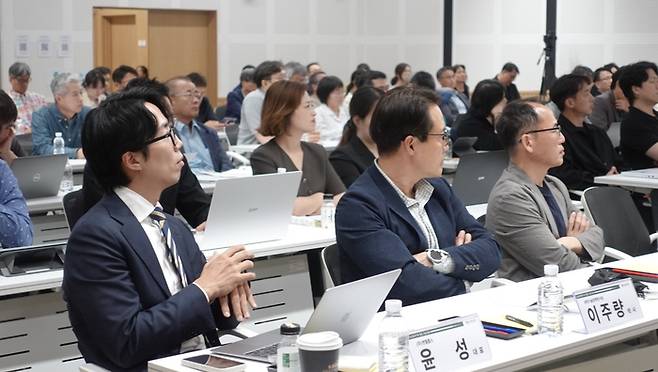 사단법인 식량과기후 창립기념 포럼에서 참석자들이 발표를 경청하고 있다.