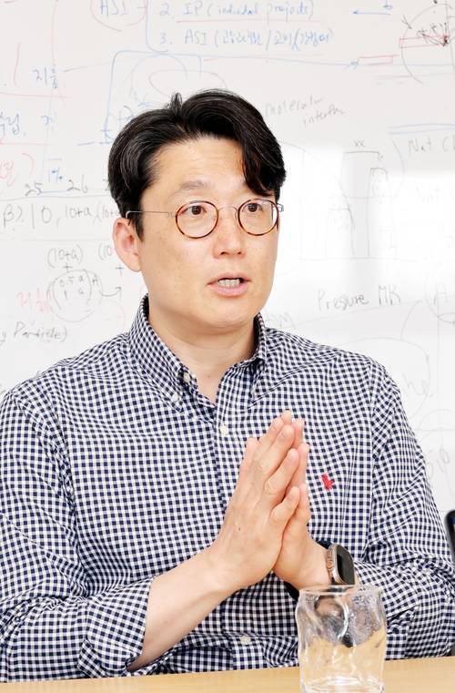 한남식 연세대 양자정보학과 교수가 매일경제와 인터뷰하고 있다. [김재훈 기자]
