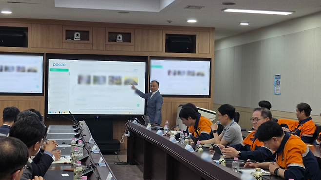 POSCO 광양제철소가 설비 운영 노하우와 정비 데이터를 학습한 AI 기반 ‘설비관리GPT 2.0’을 도입하며 스마트 설비관리 체계 구축과 현장 기술 디지털 전환에 나섰다. 설비관리 GPT 시연 모습. [포스코광양제철소]