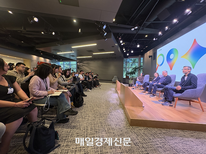 20일(현지시간) 미국 캘리포니아주 마운틴뷰 구글 본사에서 열린 기자 간담회에서 순다르 피차이 구글 최고경영자(CEO·오른쪽 첫째)가 질문에 답하고 있다. [사진=원호섭 특파원]