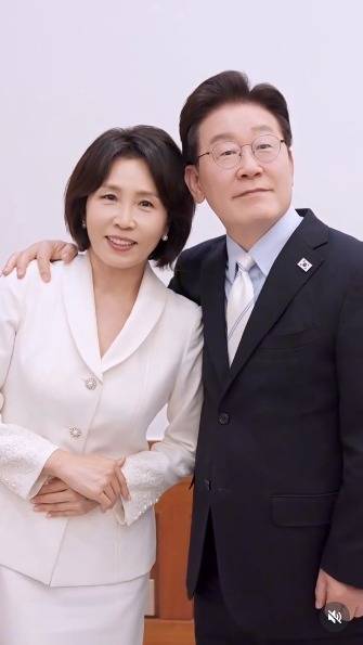 이재명 대통령과 김혜경 여사가 ‘부부의 날’ 기념 영상에서 다정한 모습을 연출하고 있다. [이재명 대통령 인스타그램 캡처]
