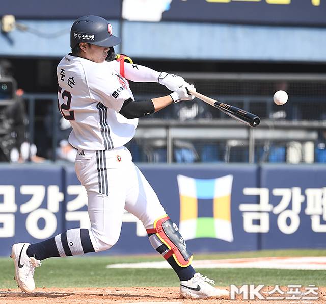 4월 5일 서울 잠실야구장에서 ‘2026 프로야구’ 한화 이글스와 두산 베어스의 경기가 열렸다. 5회말 1사 1,3루에서 두산 박준순이 홈런 후 기뻐하고 있다. 사진=천정환 기자