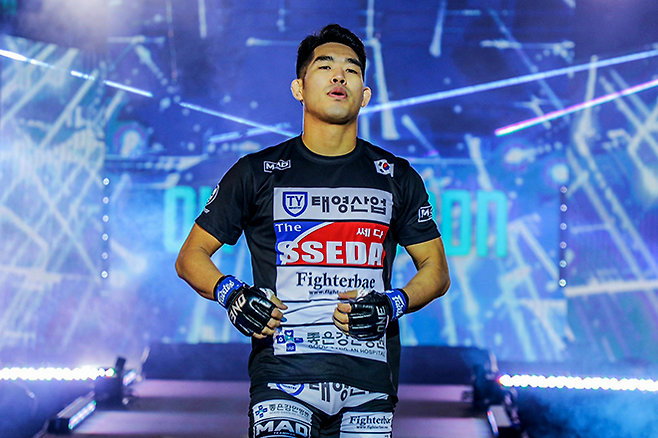 원챔피언십 종합격투기 옥래윤이 2021년 4월 미국 방송 생중계대회 ONE on TNT 4 출전을 위해 입장하고 있다. 사진=Group One Holdings Pte. Ltd.