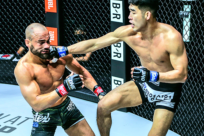 원챔피언십 종합격투기 옥래윤이 2021년 4월 미국 방송 생중계대회 ONE on TNT 4에서 제8대 UFC 라이트급 챔피언 에디 알바레즈를 공격하고 있다. 사진=Group One Holdings Pte. Ltd.