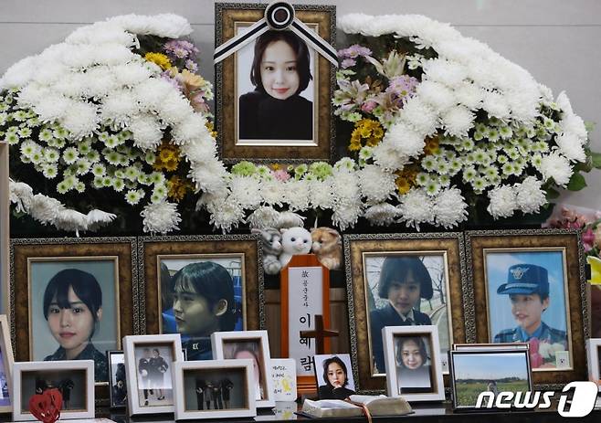 고(故) 이예람 중사 성추행 가해자의 1심 선고 공판이 열린 2021년 12월 17일 오후 경기도 성남시 분당구 국군수도병원 장례식장에 이 중사의 영정사진이 놓여있다. /사진=뉴스1